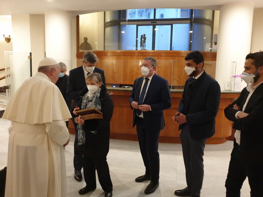 教宗方济各前往伊拉克前会见一个来自伊拉克的基督徒家庭，他们因人道主义走廊帮助得以在意大利的定居